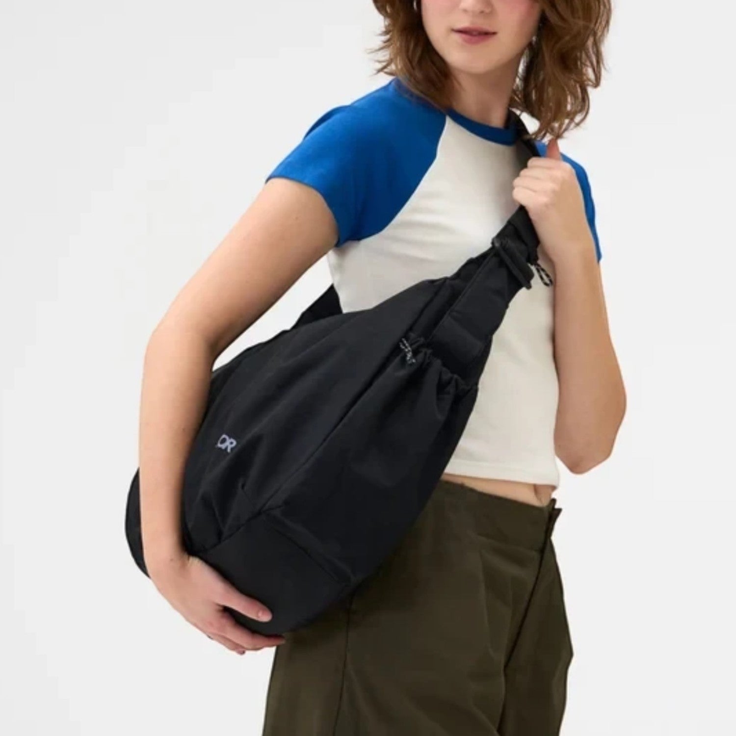 Lieblingstasche Slouchy Bag in black worn over the shoulder by a woman, featuring a relaxed, spacious design.