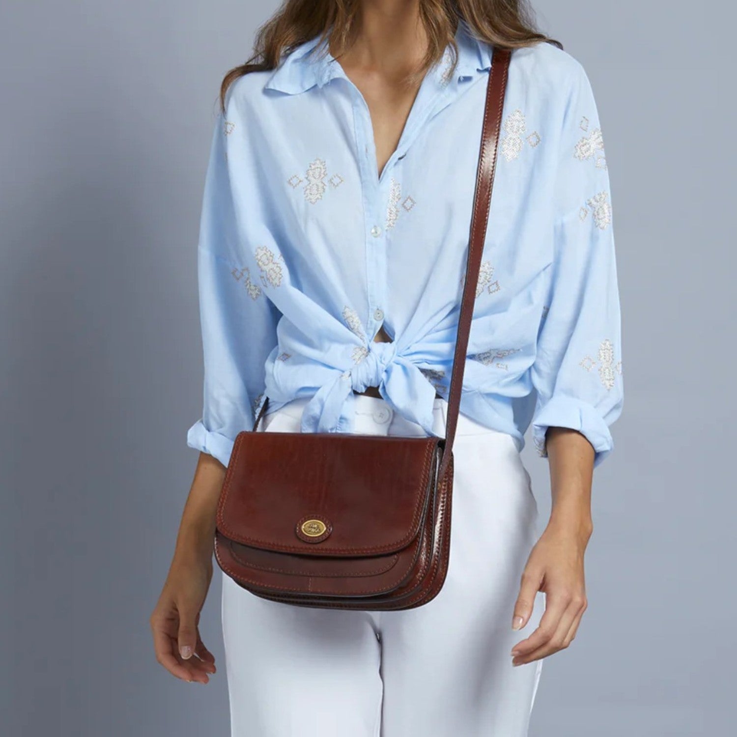 Lieblingstasche brown leather crossbody bag with multiple compartments worn by a model.