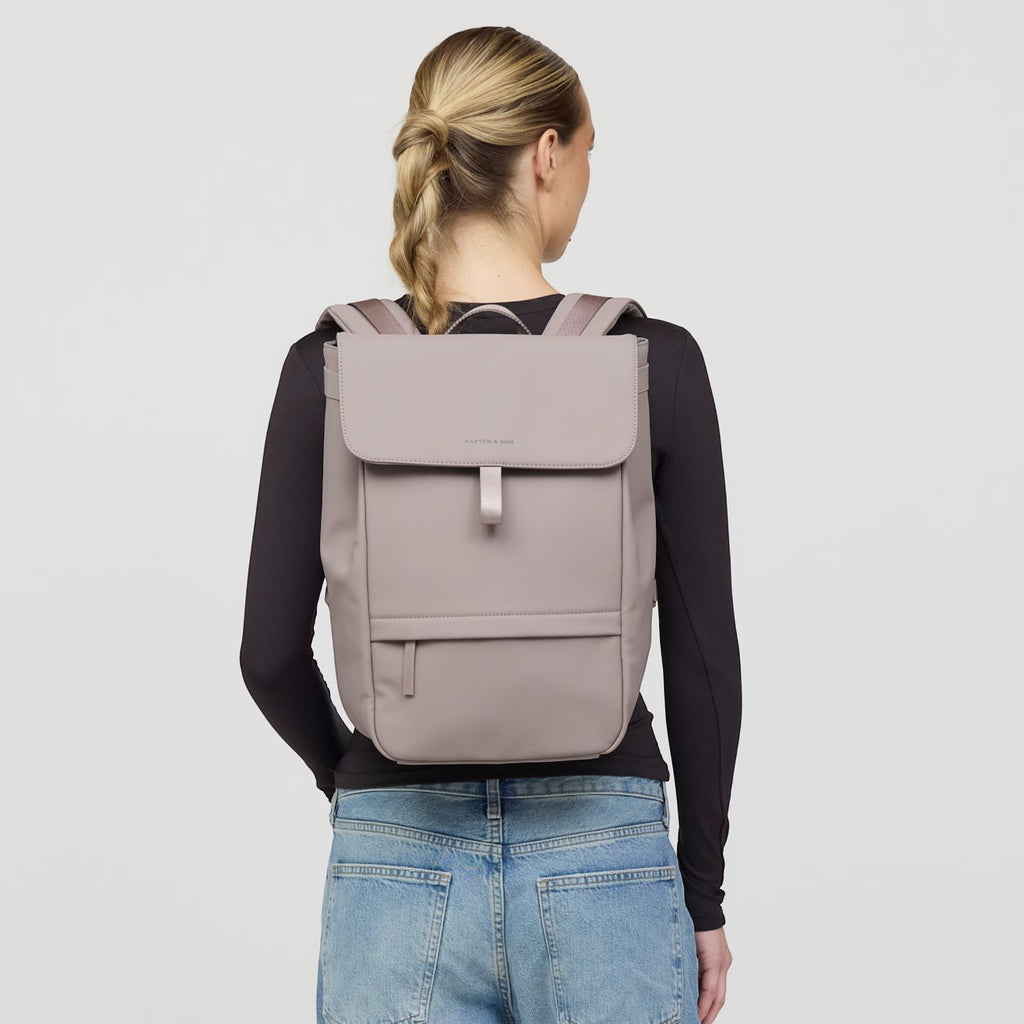 Lieblingstasche Fyn backpack in dusty rose with a minimalist flap design worn by a woman