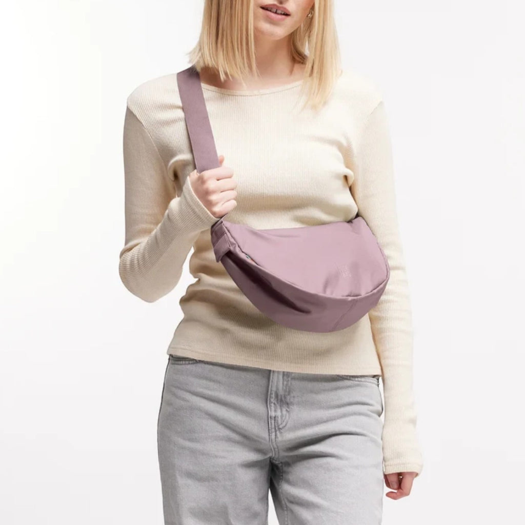 Lieblingstasche GOT BAG Moon Bag Small in dusty purple worn crossbody by a blonde model in a cream top