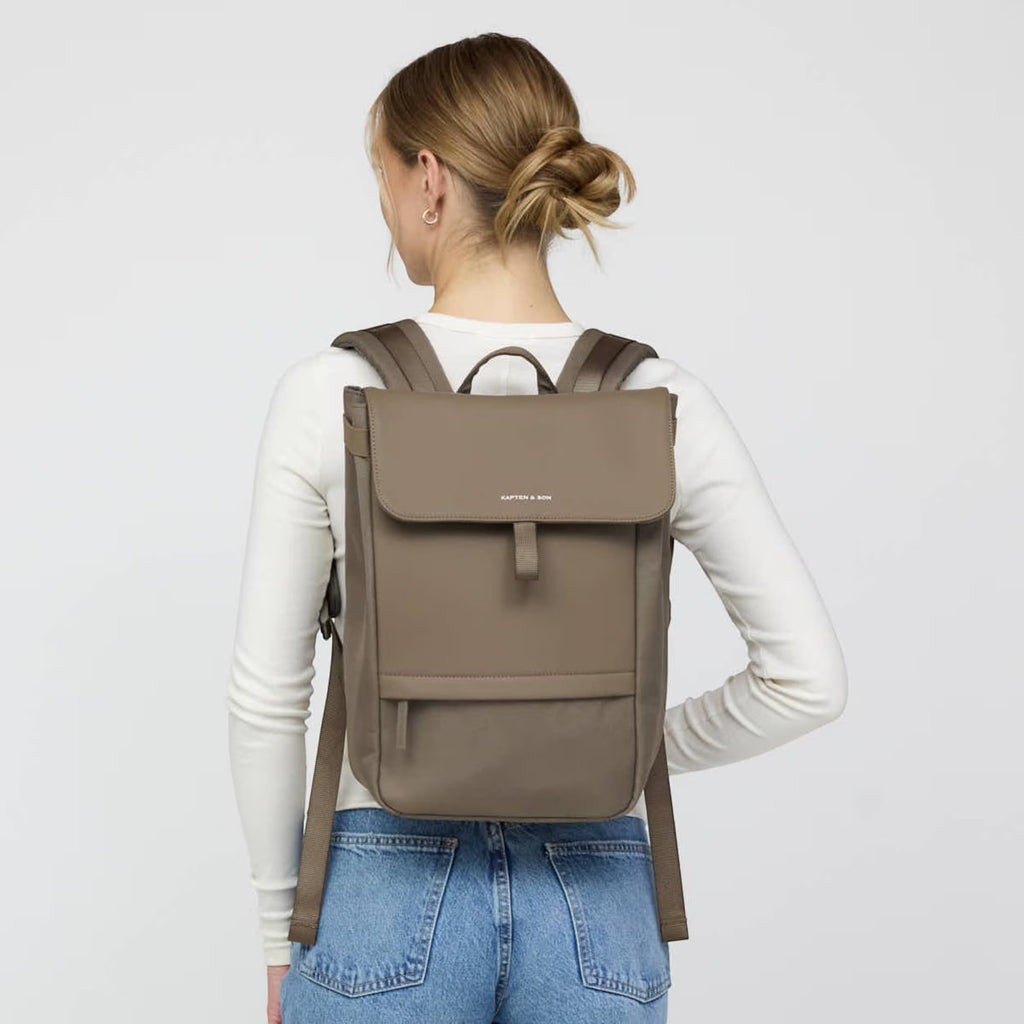 Lieblingstasche Kapten & Son Fyn minimalist taupe backpack worn by a woman with padded straps and laptop compartment