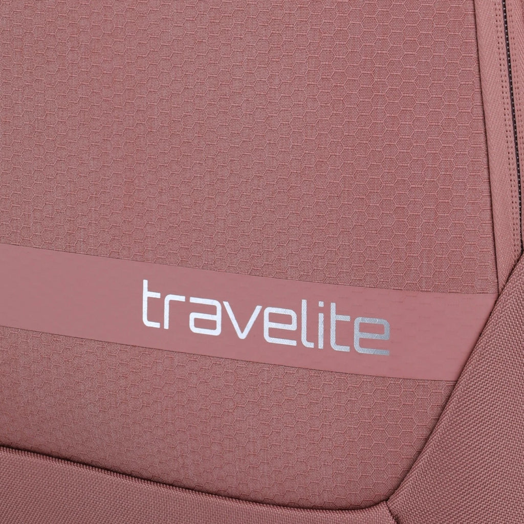 Close-up of the Lieblingstasche KICK OFF trolley suitcase in dusty rose with a textured honeycomb pattern.