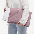 Lieblingstasche Rolltop Lite 2.0 dusty rose laptop sleeve with colorful zipper pull detail