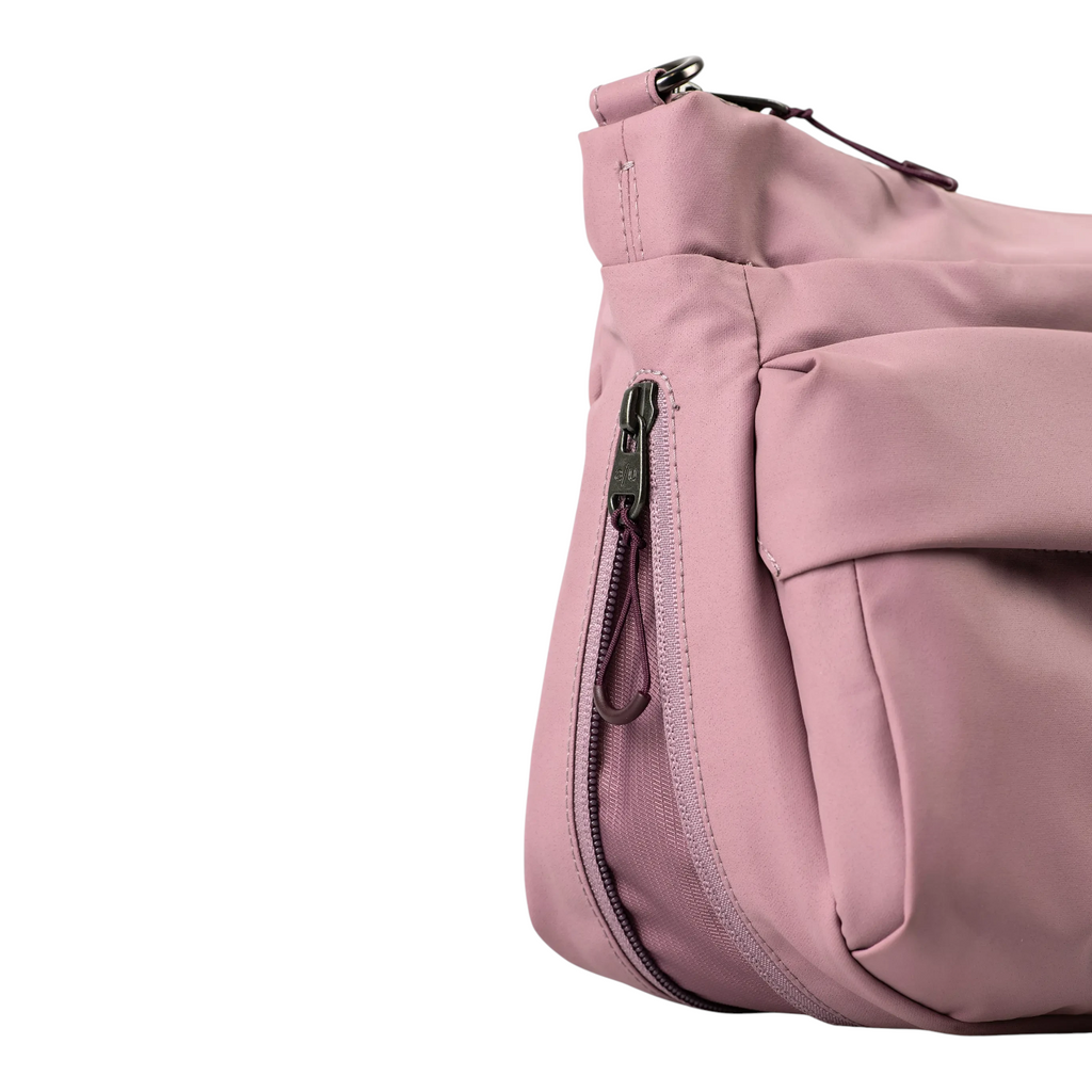 Lieblingstasche Mogami RE lite shoulder bag in dusty rose with a side zipper pocket and durable fabric construction