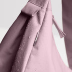 Lieblingstasche Large Moon Bag in dusty rose, water-repellent fabric with water droplets.