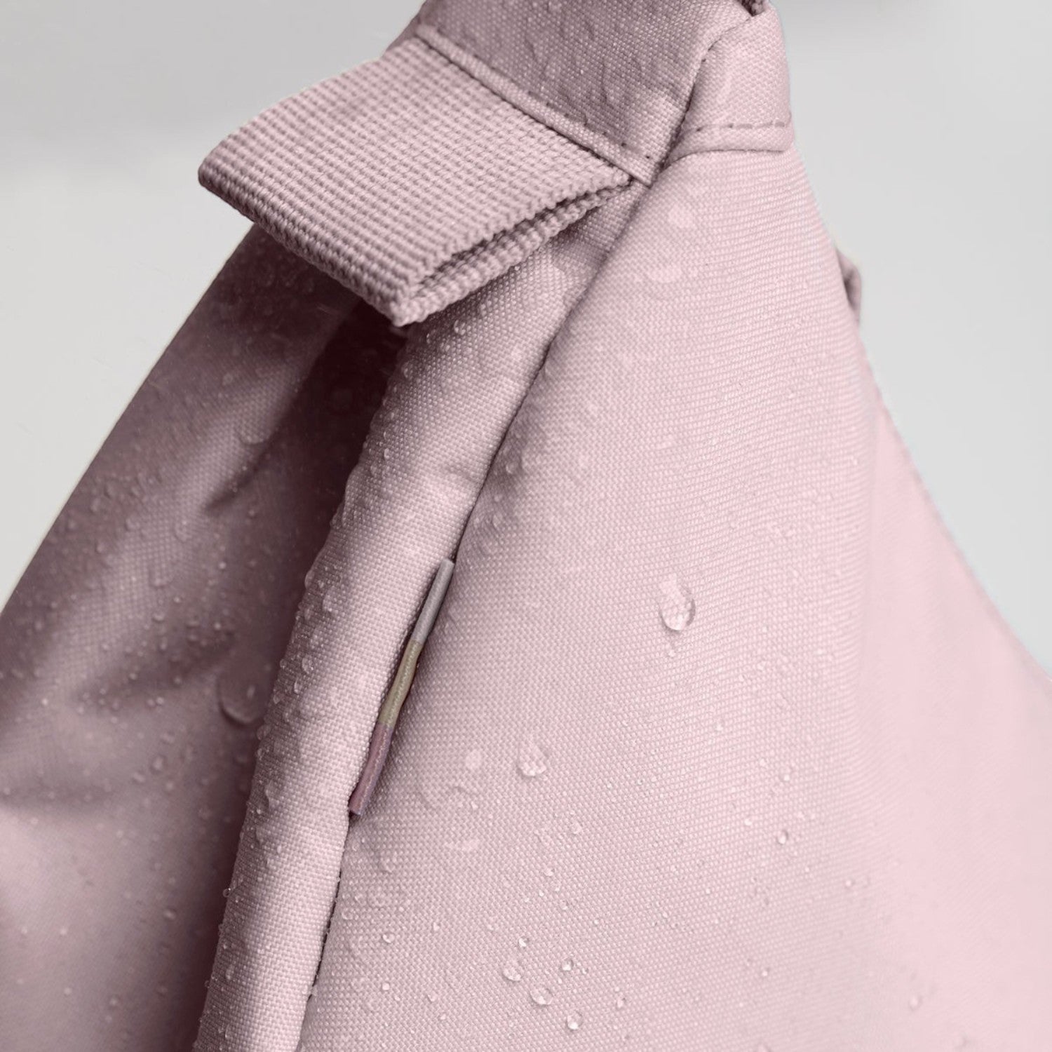 Lieblingstasche Moon Bag Small in dusty pink with water-repellent fabric texture and close-up detail of strap