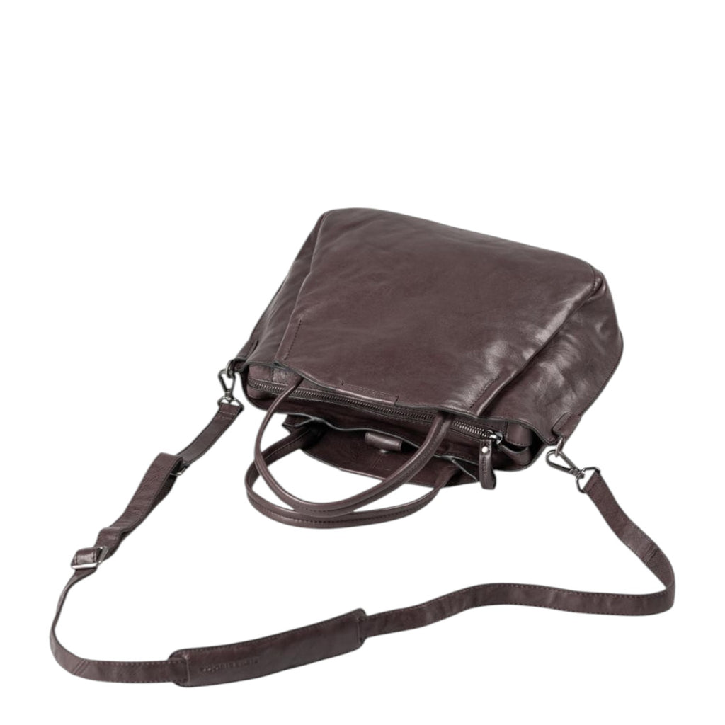 Lieblingstasche Mrs. Chiffon Pie dark brown leather handbag with adjustable shoulder strap and zip closure.