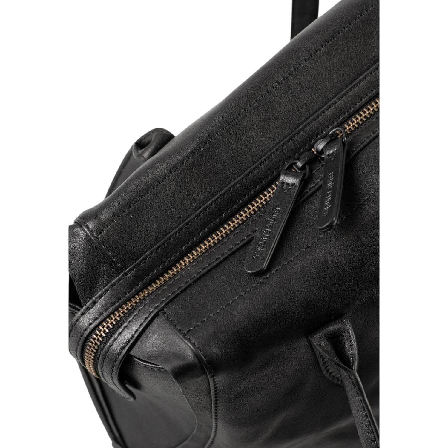 Lieblingstasche Mrs. Florentine black leather handbag featuring a detailed view of the metal zipper and pull tabs.