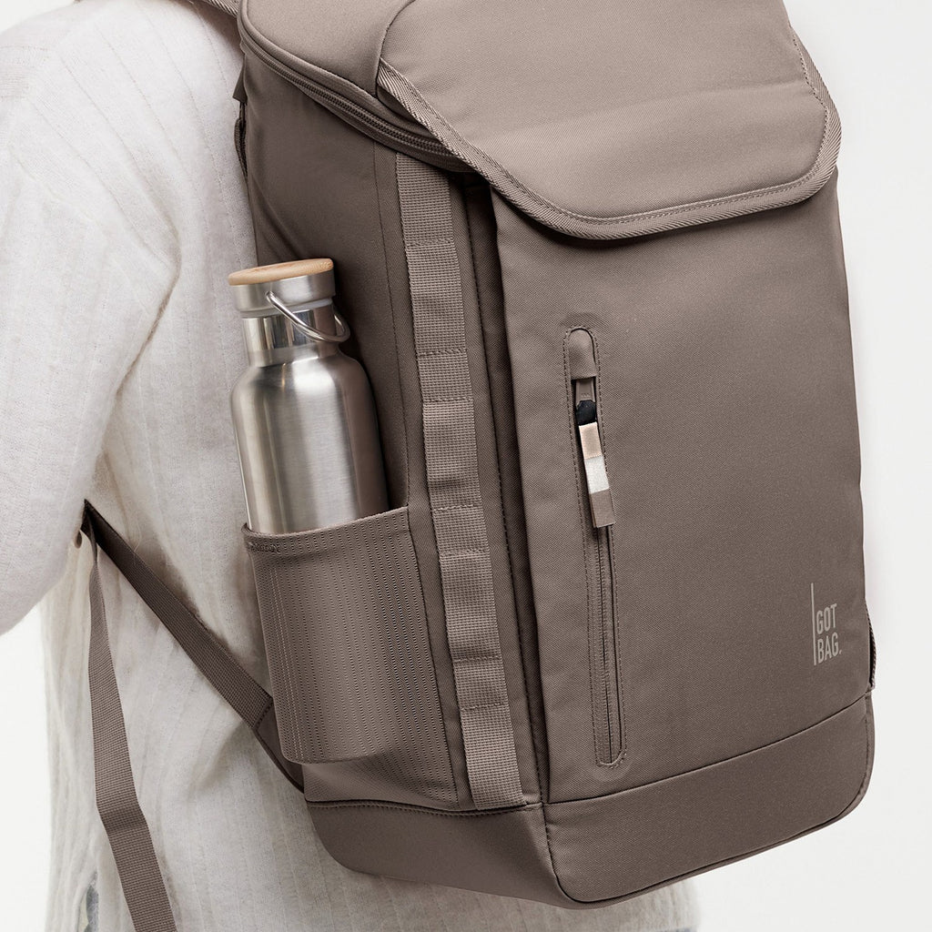 Lieblingstasche Pro Pack taupe backpack with side water bottle pocket and front zip pocket.