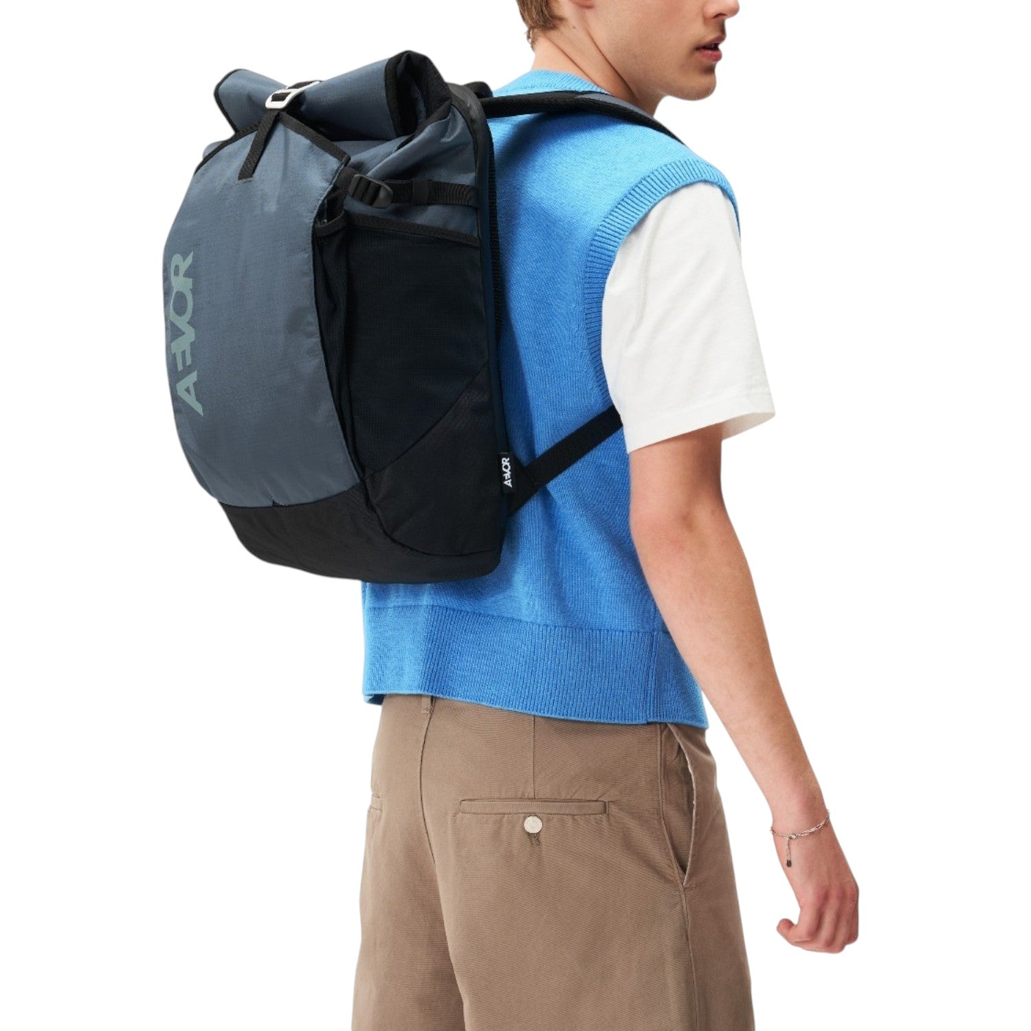 Lieblingstasche Roll Pack 2.0 in grey and black worn by a model, featuring a roll-top design and side mesh pockets.