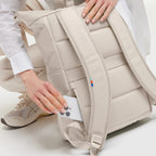 Lieblingstasche Rolltop Easy backpack in beige with padded straps and a convenient side pocket for a smartphone.