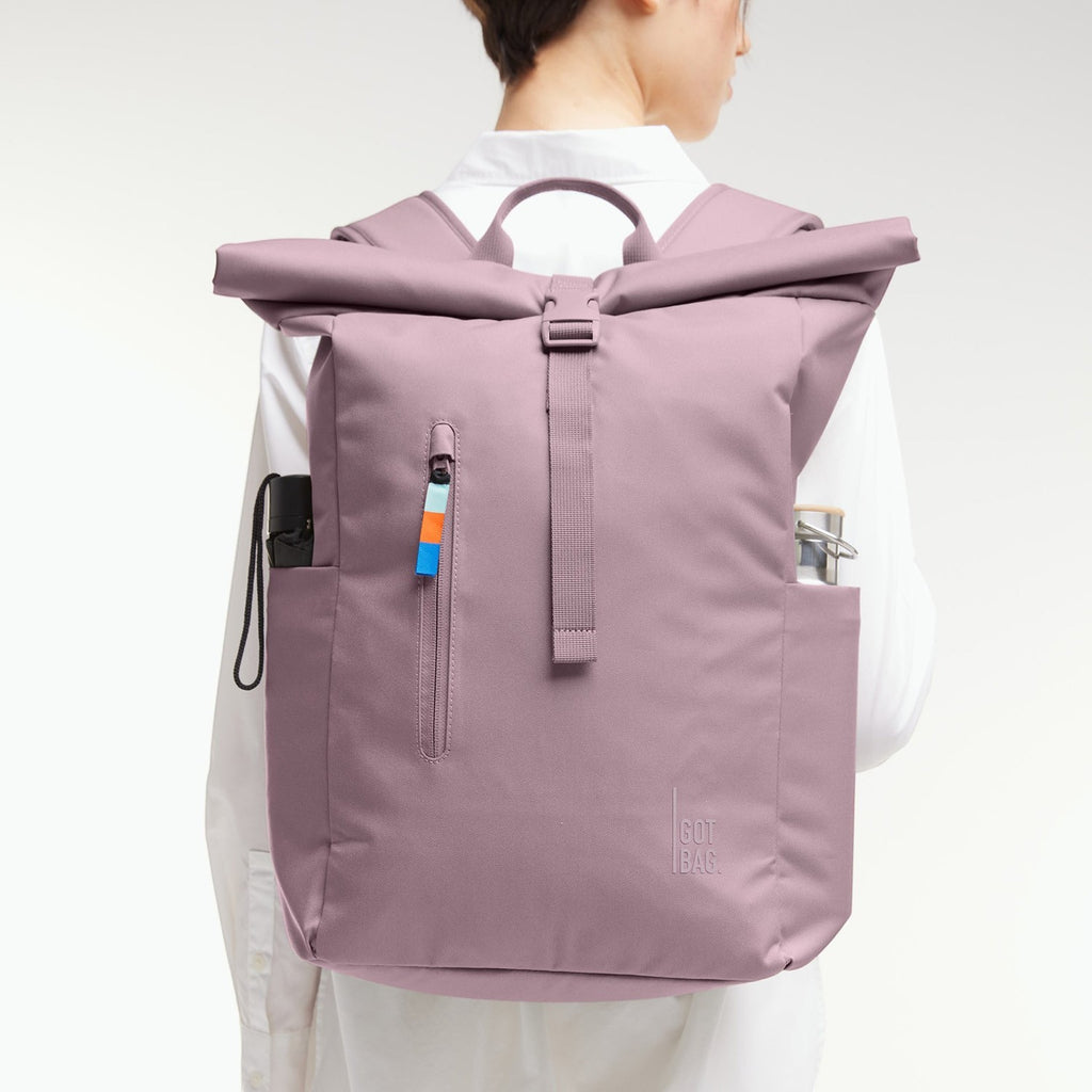 Lieblingstasche Rolltop Easy backpack in dusty rose pink, with a rolltop closure and front zip pocket. Features side pockets for water bottles.