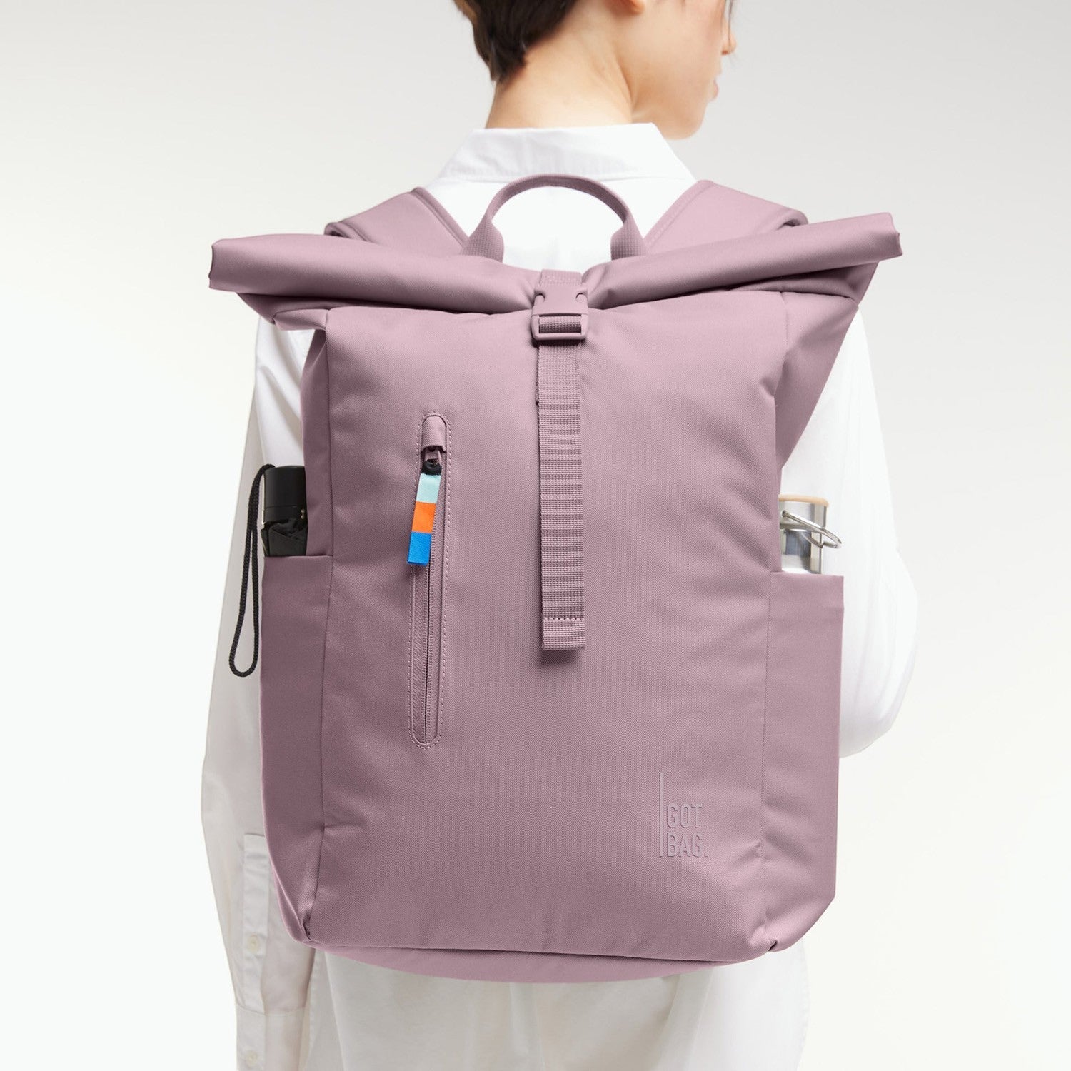 Lieblingstasche Rolltop Easy backpack in dusty rose pink, with a rolltop closure and front zip pocket. Features side pockets for water bottles.
