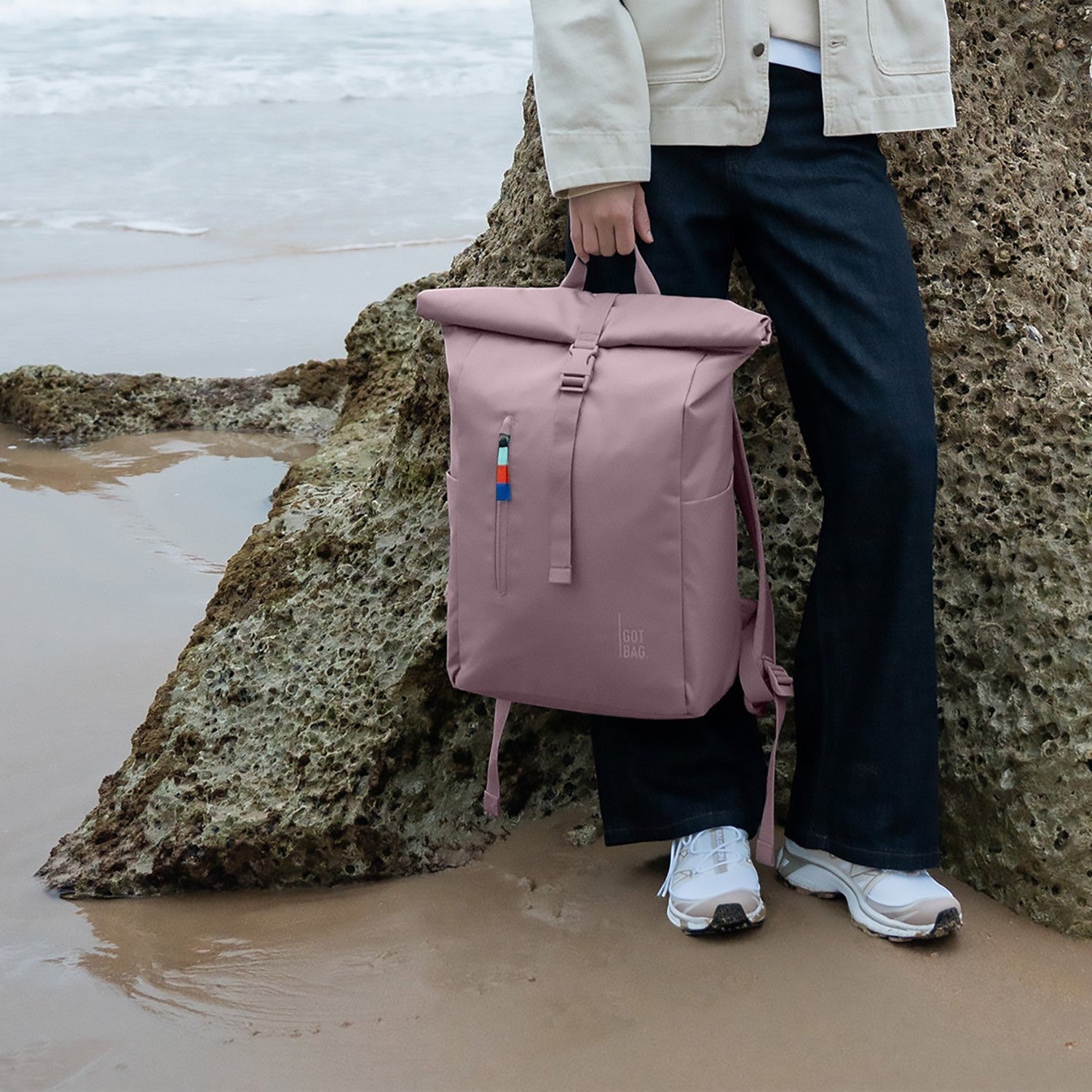 Lieblingstasche Rolltop Easy backpack in dusty rose pink, featuring a roll-top closure and side pockets. Accent with colorful zipper pull.