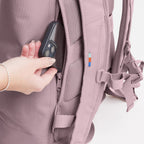 Lieblingstasche Rolltop Lite 2.0 dusty rose backpack with side zip pocket holding a phone.