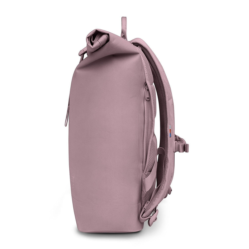 Lieblingstasche Rolltop Lite 2.0 dusty rose backpack with rolltop closure and mesh side pockets.