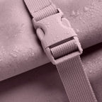 Lieblingstasche Rolltop Lite 2.0 backpack in dusty rose with water droplets on fabric and buckle.