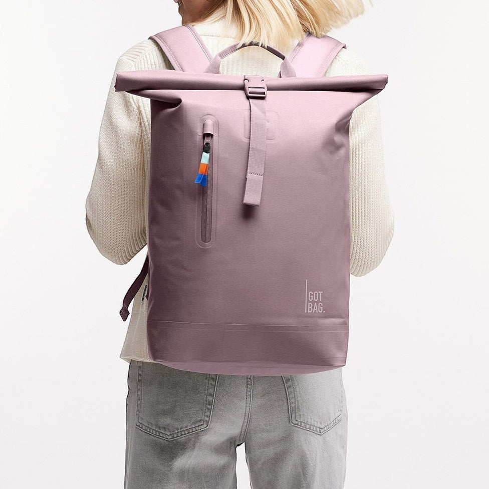 Lieblingstasche Rolltop Lite 2.0 backpack in dusty rose with a front zip pocket and colorful zipper pull.