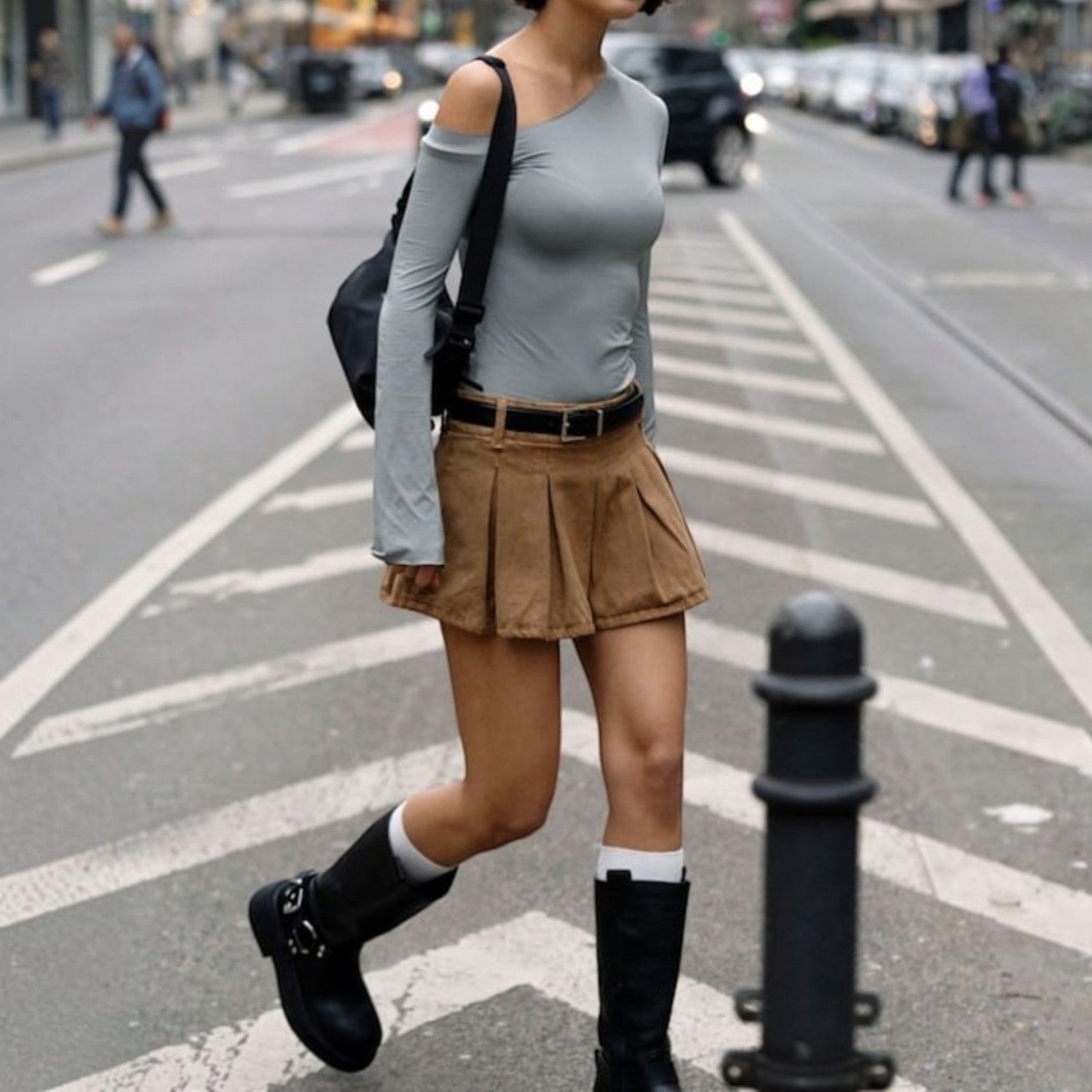 Lieblingstasche Skara Small black crossbody bag worn by a woman walking on a city street