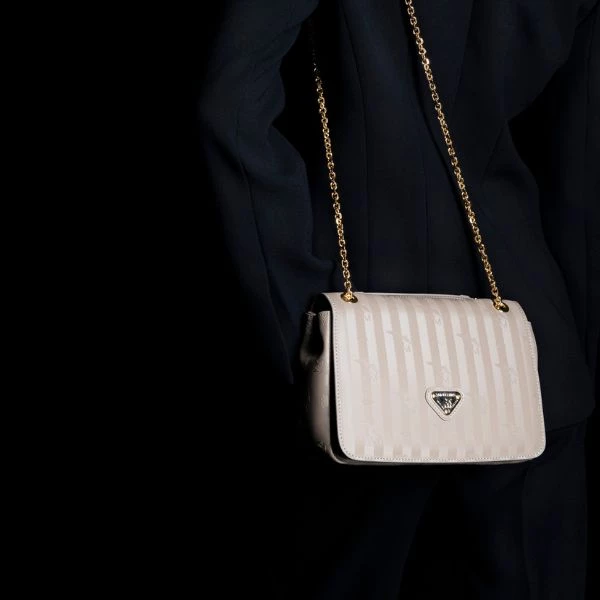 Maison Mollerus Tasche Elegante cremefarbene Handtasche mit goldenem Umhängeband